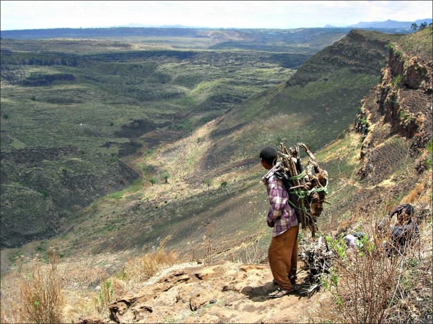 "I took an hour to climb up, this kid with crappy shoes and log load did it in just a few minutes!" Menengai caldera. (© Teseum, via Flickr)